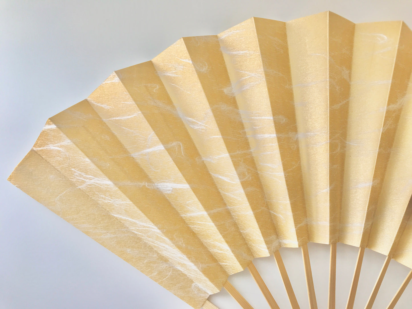 Abanico japonés × MUSUHI Dragón surcando las nubes Oro y Blanco (L) #KS-1